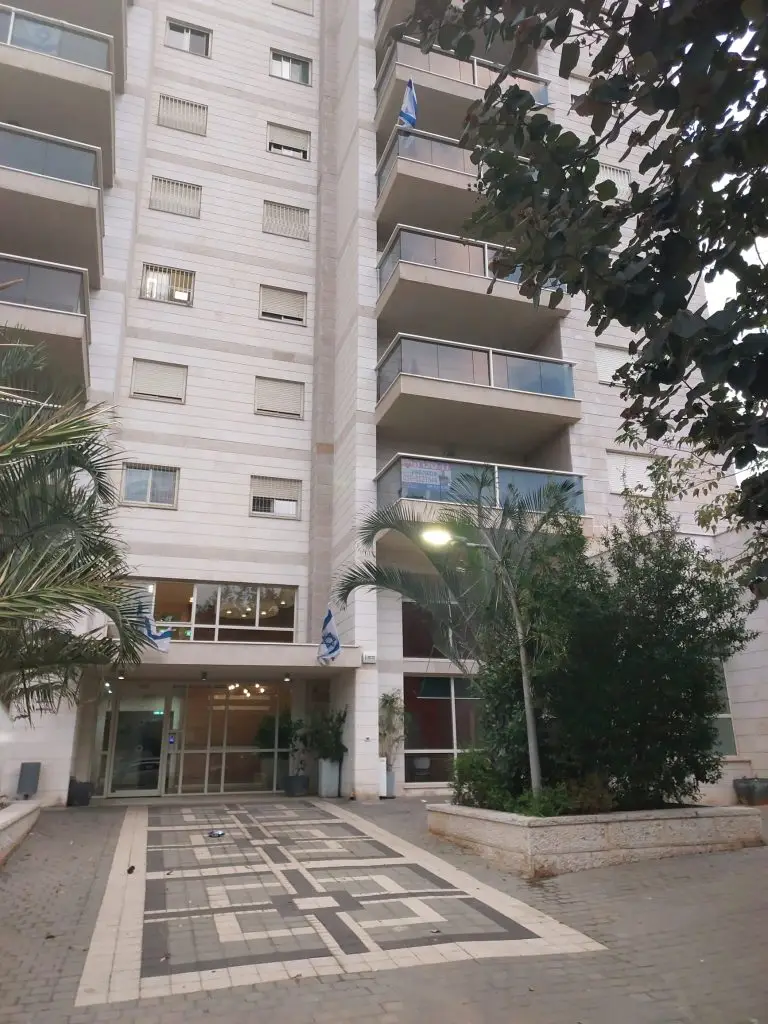 בניין מבחוץ 1