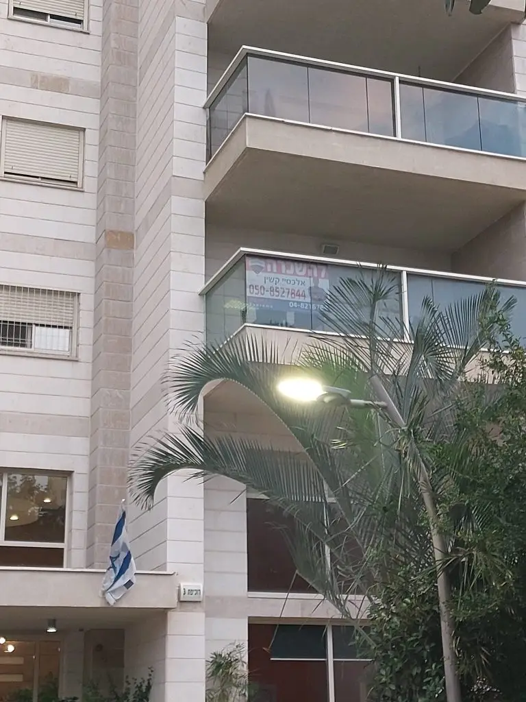 מבחוץ מרפסת