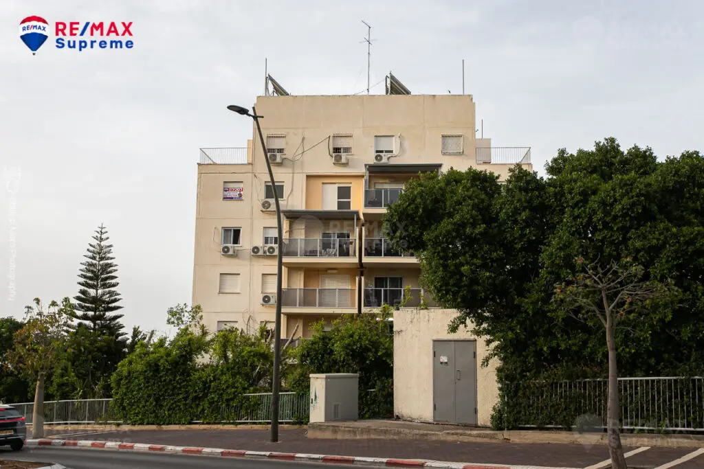 בניין מבחוץ כולל שלט
