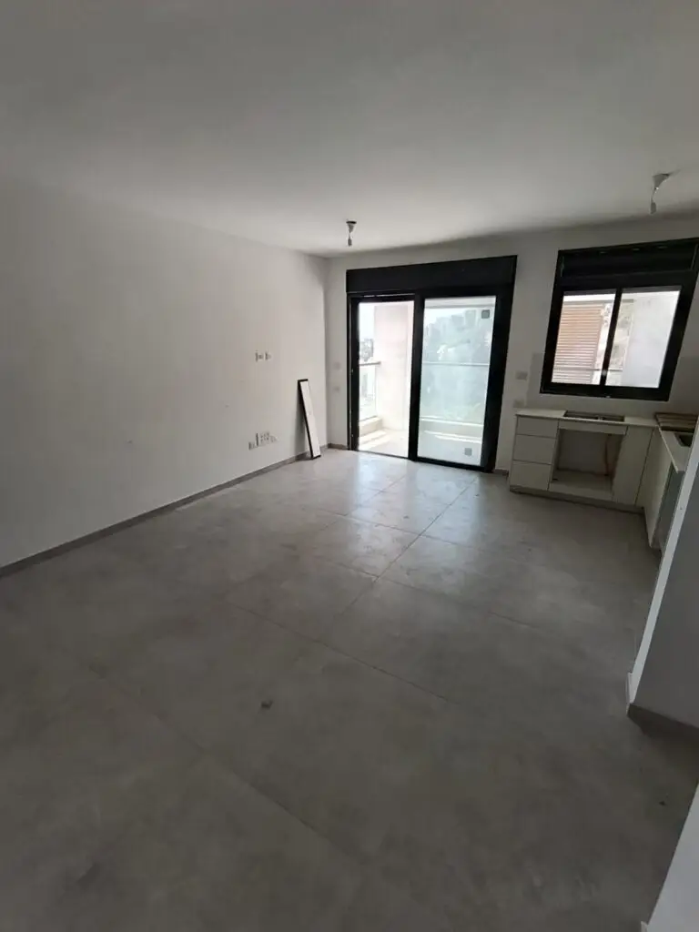 סלון ויציאה למרפסת