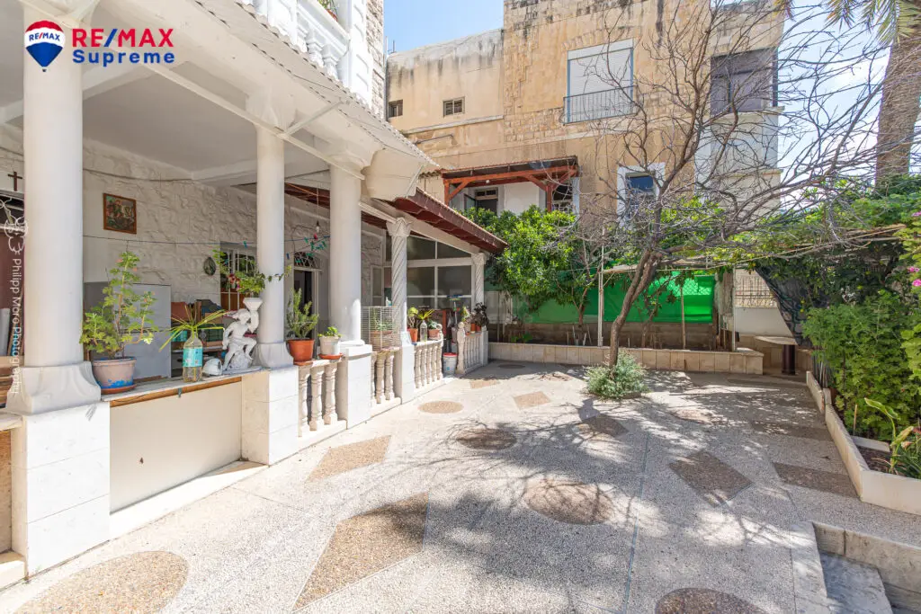חצר 4